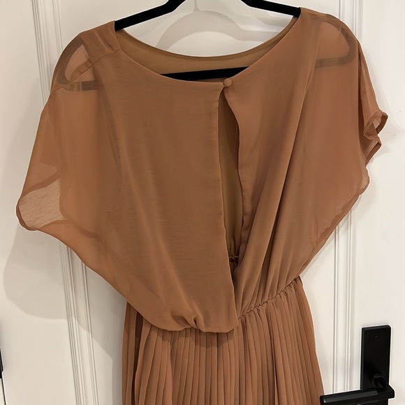 Chiffon cocktail dress with open back and pleated skirt - Picture 4 of 4